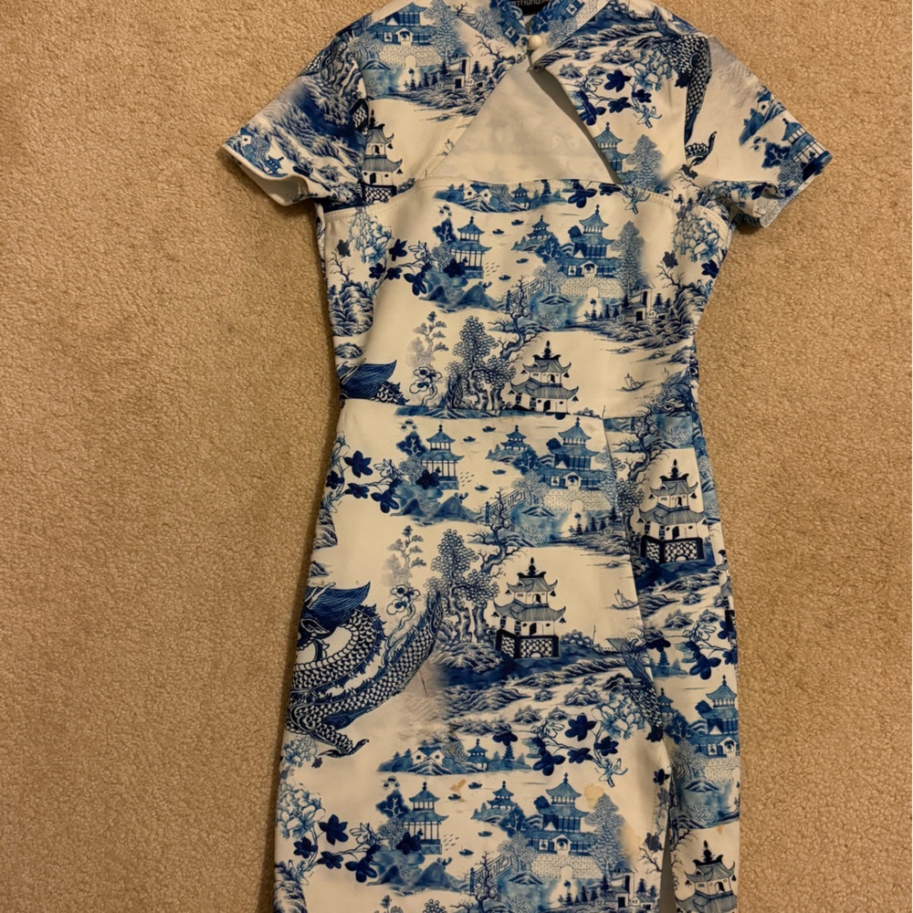 PrettyLittleThing Blue and White Artistic Dress - Picture 3 of 4
